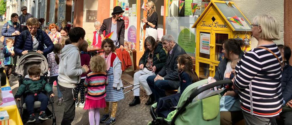 Das letzte Fest in der Nachbarschaft fand im Sommer statt: Im und vor dem Nachbarschaftsladen wurde kräftig gefeiert.