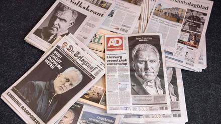 Ein Bild vom 16. Juli 2021 zeigt niederländische Zeitungen, deren Titelseiten ein Porträt des ermordeten niederländischen Kriminaljournalisten Peter R. de Vries in Amsterdam, Niederlande, tragen.
