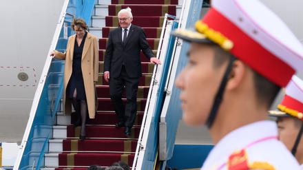 Bundespräsident Frank-Walter Steinmeier und seine Frau Elke Büdenbender kommen auf dem Internationalen Flughafen Noi Bai in Hanoi an. Bundespräsident Steinmeier und seine Frau besuchen bei einer viertägigen Südostasien-Reise die Länder Vietnam und Thailand. +++ dpa-Bildfunk +++