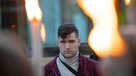 Martin Sellner, Sprecher der Identitären Bewegung Österreich, und brennenden Fackeln während einer Veranstaltung der Identitären am Brunnenmarkt in Wien am 08. Mai 2021. Die deutschen Behörden prüfen aktuell, ob ihm die Einreise nach Deutschland verwehrt werden kann.
