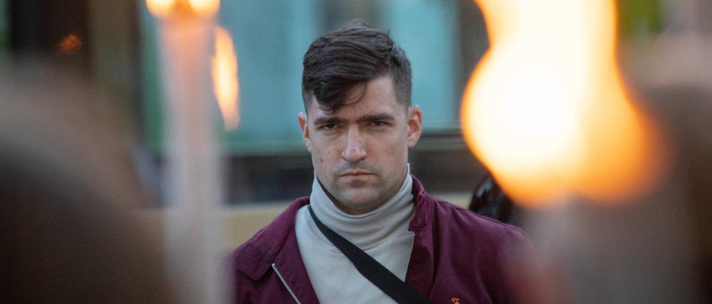 Martin Sellner, Sprecher der Identitären Bewegung Österreich, und brennenden Fackeln während einer Veranstaltung der Identitären am Brunnenmarkt in Wien am 08. Mai 2021. Die deutschen Behörden prüfen aktuell, ob ihm die Einreise nach Deutschland verwehrt werden kann.