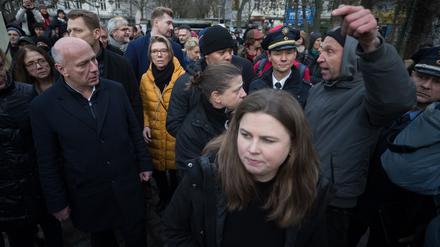 Kai Wegner (CDU), Regierender Bürgermeister von Berlin, spricht während eines Rundgangs des Berliner Senats durch den Görlitzer Park mit einem Demonstranten, der gegen die Umzäunung des Parks ist. Vor ihnen steht Clara Herrmann (Bündnis 90/Die Grünen), Bezirksbürgermeisterin Berlin Friedrichshain-Kreuzberg.