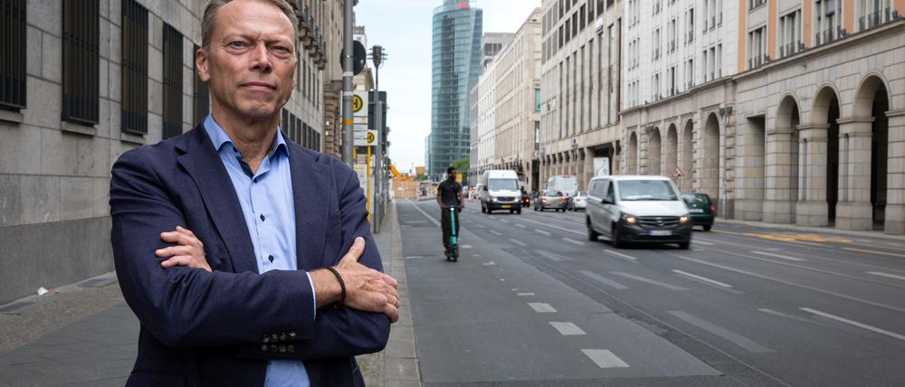 Siegfried Brockmann im Sommer 2023 vor seinem Büro an der Wilhelmstraße in Berlin-Mitte.