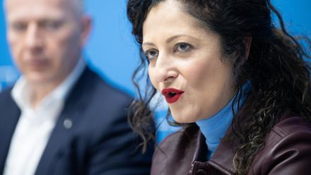 Cansel Kiziltepe (SPD), Berliner Senatorin für Arbeit, Soziales, Gleichstellung, Integration, Vielfalt und Antidiskriminierung, spricht nach einer Sitzung des Berliner Senats im Roten Rathaus neben Kai Wegner (CDU), Regierender Bürgermeister von Berlin.