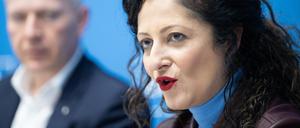 Cansel Kiziltepe (SPD), Berliner Senatorin für Arbeit, Soziales, Gleichstellung, Integration, Vielfalt und Antidiskriminierung, spricht nach einer Sitzung des Berliner Senats im Roten Rathaus neben Kai Wegner (CDU), Regierender Bürgermeister von Berlin.