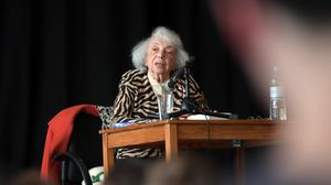 Die Holocaust-Überlebende Margot Friedländer im Hans-Carossa-Gymnasium.