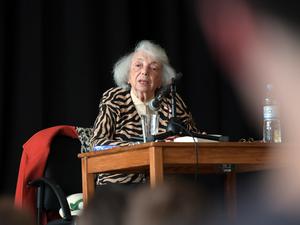 Die Holocaust-Überlebende Margot Friedländer im Hans-Carossa-Gymnasium.
