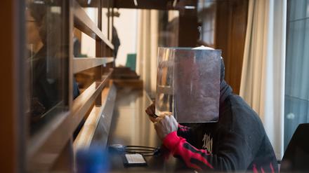 Ein Angeklagter sitzt zu Prozessbeginn wegen einer mutmaßlichen Vergewaltigung im Görlitzer Park vor dem Kriminalgericht Moabit.