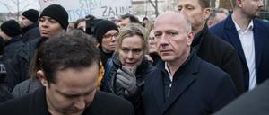 Kai Wegner und Manja Schreiner gehen begleitet von Demonstranten während eines Rundgangs des Berliner Senats durch den Görlitzer Park im Stadtteil Friedrichshain-Kreuzberg. 