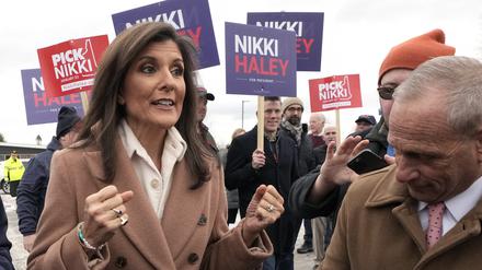 Nikki Haley (l.) möchte das Duell gegen Donald Trump nicht verlieren.
