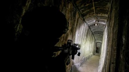Ein israelischer Soldat in einem Tunnel der Hamas unter dem Gazastreifen.