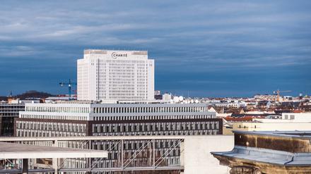 Das Bettenhochhaus am Charité-Campus in Berlin-Mitte.