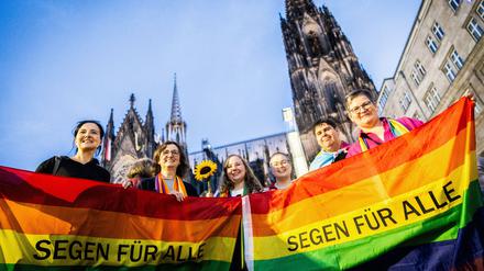 Segen fuer alle fordert die Arbeitsgruppe Regenbogenkirche Mettmann .