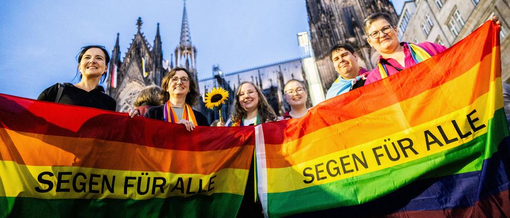 Segen fuer alle fordert die Arbeitsgruppe Regenbogenkirche Mettmann .