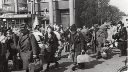 Bei dieser Deportation aus Eisenach nach Bełżyce wurden 513 Menschen aus Thüringen verschleppt, von denen niemand überlebte. Nicht-jüdische Einwohner schauen zu.