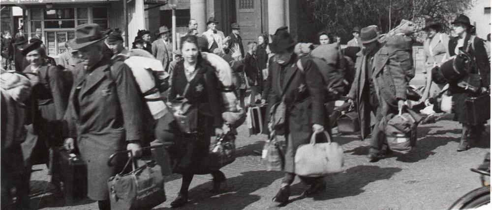 Bei dieser Deportation aus Eisenach nach Bełżyce wurden 513 Menschen aus Thüringen verschleppt, von denen niemand überlebte. Nicht-jüdische Einwohner schauen zu.