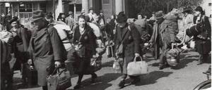 Bei dieser Deportation aus Eisenach nach Bełżyce wurden 513 Menschen aus Thüringen verschleppt, von denen niemand überlebte. Nicht-jüdische Einwohner schauen zu.
