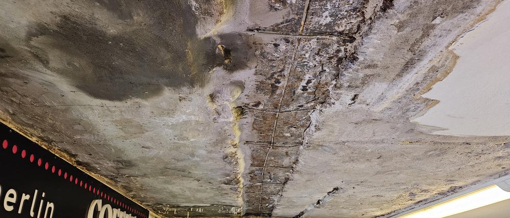 An der Decke des Bahnhofs Grenzallee sind die Mängel unübersehbar.