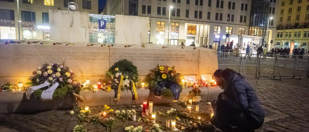 Am 13. und 14. Februar 1945 wurde Dresden bei drei Bomberangriffen der Alliierten stark zerstört. Alljährlich gedenken die Dresdner mit verschiedenen Veranstaltungen daran.