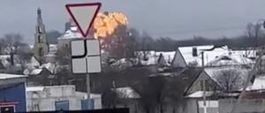 Dieses Foto soll den Absturz eines Militärflugzeugs im russischen Belgorod zeigen.