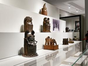 Neue Ausstellungen im Humboldtforum *** NUR FUeR REDAKTIONELLE ZWECKE *** EDITORIAL USE ONLY ***<p>Das Berliner Humboldt Forum praesentiert am 15. September 2022 zur Eroeffnung des Ostteils des Schlosses fuenf Sonderausstellungen. Im Bild zu sehen: Benin Bronzen). FOTO: Joerg Krauthoefer / Funke Foto Services</p> <p/> Arbeit Berlin Copyright: JoergxKrauthoefer *** New Exhibitions at Humboldtforum *** ONLY FOR EDITORIAL PURPOSE *** EDITORIAL USE ONLY *** P the Berlin Humboldt Forum presents on 15 September 2022 to Opening of Eastern part of Castle five Special exhibitions at Picture to see Benin bronze Photo Joerg Krauthofer Funke Photo Services P P Work Berlin Copyright JoergxKrauthoefer Copyright: JoergxKrauthoefer doc7mre2h9quu9j67xcj5i EDITORIAL USE ONLY
Benin2401