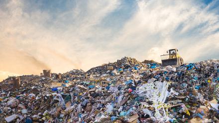 Auch in altem Kunststoff steckt eine Menge ungenutzter Energie. Forscher arbeiten an Verfahren, um aus Plastikmüll Wasserstoff zu gewinnen.