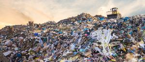 Auch in altem Kunststoff steckt eine Menge ungenutzter Energie. Forscher arbeiten an Verfahren, um aus Plastikmüll Wasserstoff zu gewinnen.