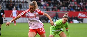Am Samstag treffen Bayerns Klara Bühl (l.) und Svenja Huth mit dem VfL Wolfsburg wieder aufeinander.  