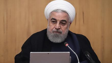 Dieses von der iranischen Präsidentschaft zur Verfügung gestellte Foto zeigt Hassan Ruhani, damals noch Präsident des Iran, der eine Kabinettssitzung leitet. (Archivbild) Foto: Iranian Presidency /dpa 
