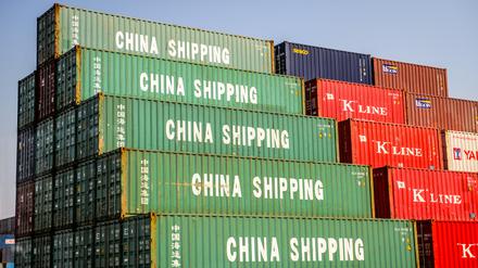 Container mit der Aufschrift „China Shipping“ im Hafen von Schanghai (Archivbild von 2014).