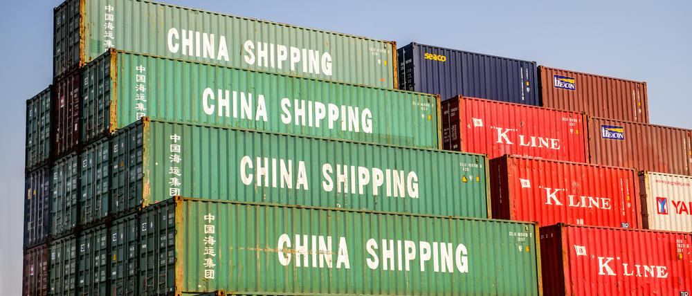 Container mit der Aufschrift „China Shipping“ im Hafen von Schanghai (Archivbild von 2014).