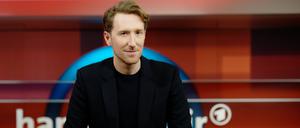 Louis Klamroth ist der neue Moderator der ARD-Polit-Sendung „Hart aber fair“ – hier zu sehen nach einer Sendung in Berlin im Januar.