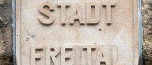 Der Schriftzug «Stadt Freital» ist in Freital (Sachsen) am Rathaus in Stein gemeißelt. 