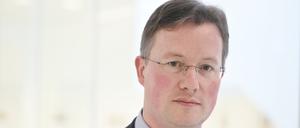 24.01.2024, Brandenburg, Potsdam: Harald Kümmel, Direktor vom Landesrechnungshof Brandenburg, bei der 99. Sitzung des Landtages Brandenburg. Harald Kümmel, bisher einer von drei Direktoren am Landesrechnungshof, wird neuer Präsident der obersten Kassenprüfer des Landes. Der Landtag stimmte am Mittwoch mit großer Mehrheit für ihn. Kümmel erhielt 50 Ja-Stimmen, 24 Abgeordnete votierten mit Nein, es gab drei Enthaltungen. Foto: Jens Kalaene/dpa +++ dpa-Bildfunk +++