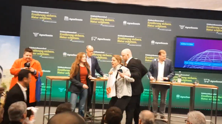 „Unterstützer:innen der Letzten Generation haben soeben den Unions-Chef Friedrich Merz bei einer Veranstaltung auf der Grünen Woche mit seinen scheinheiligen Positionen zur Agrar- und Klima-Politik konfrontiert“, schrieb die Gruppe auf X.