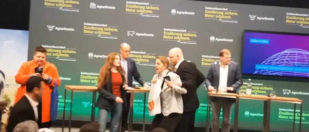 „Unterstützer:innen der Letzten Generation haben soeben den Unions-Chef Friedrich Merz bei einer Veranstaltung auf der Grünen Woche mit seinen scheinheiligen Positionen zur Agrar- und Klima-Politik konfrontiert“, schrieb die Gruppe auf X.