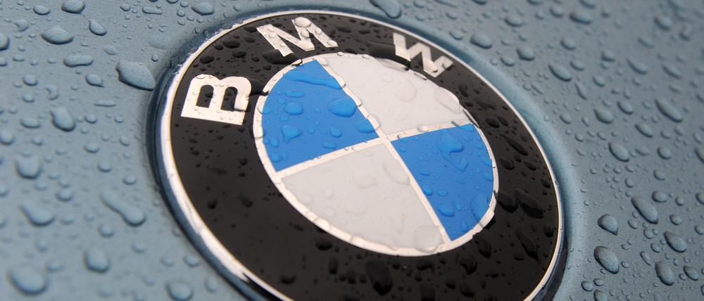 Das regennasse Firmenemblem eines BMW-Neuwagens
