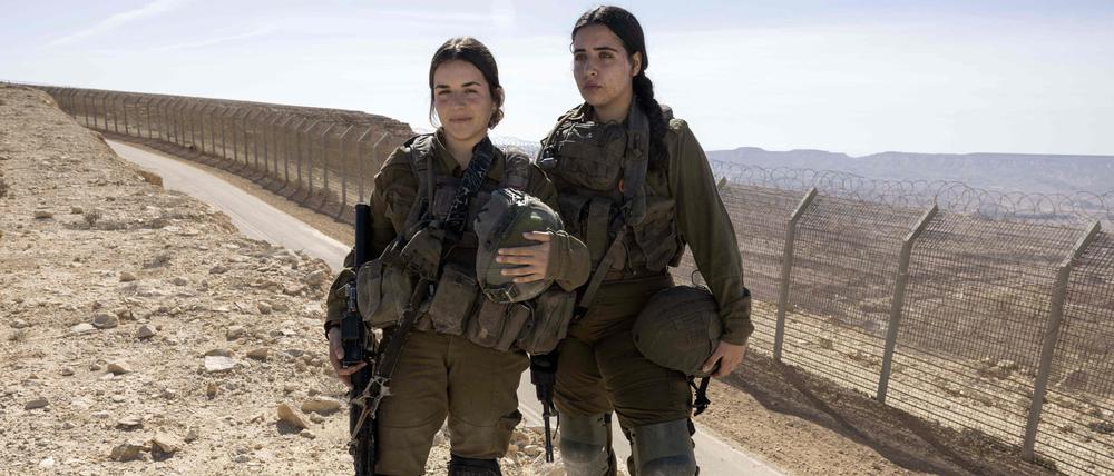 Die israelischen Soldatinnen Marom (rechts) und Eliora aus dem gemischtgeschlechtlichen Infateriebattallion Bardelas posieren in einem Trainingszentrum.