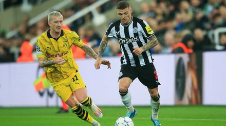 Kieran Trippier (r.) im Duell mit Dortmunds Marco Reus.