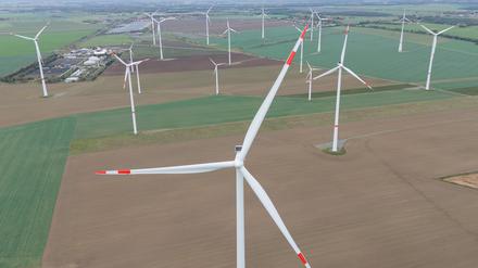 Windräder stehen im Windpark Streumen nebeneinander. 