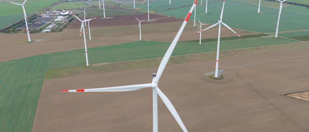 Windräder stehen im Windpark Streumen nebeneinander.