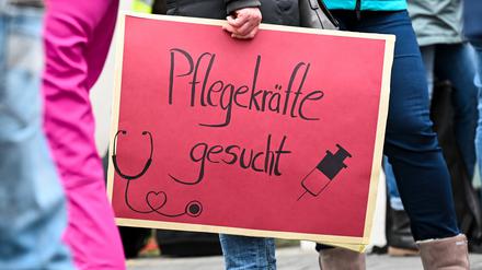 Bereits jetzt suchen Kliniken und Altenheime dringend Pflegekräfte. 