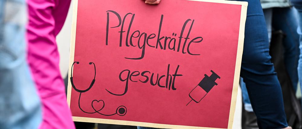 Bereits jetzt suchen Kliniken und Altenheime dringend Pflegekräfte.