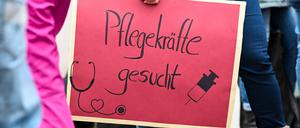 Bereits jetzt suchen Kliniken und Altenheime dringend Pflegekräfte. 