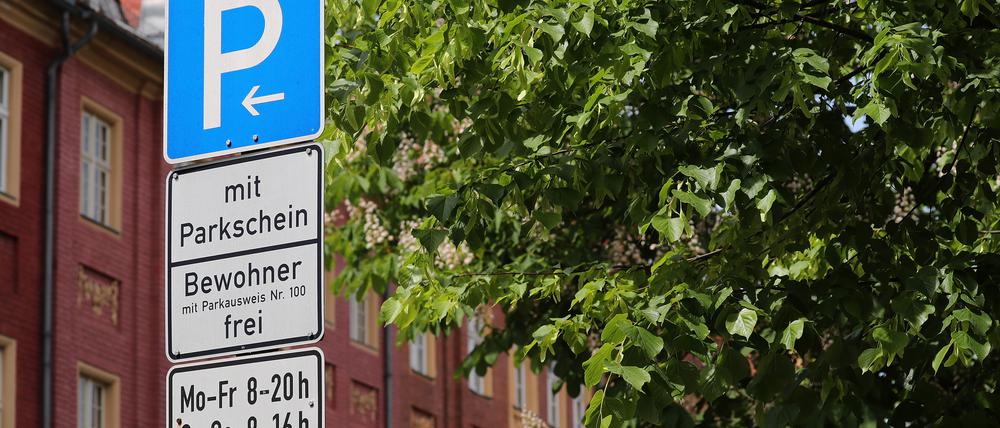 Potsdam, 22.05.2023 / Lokales / Bewohnerparken, Anwohnerparken, Parken, Straßenverkehr, Auto, Autos, Pkw, Schild, Symbolfoto, Foto: Ottmar Winter PNN ACHTUNG: Foto ist ausschließlich für redaktionelle Berichterstattung der PNN und des TGSP! Eine kommerzielle Nutzung, z.B. Werbung, ist ausgeschlossen. Die Weitergabe an nicht autorisierte Dritte, insbesondere eine weitergehende Vermarktung über Bilddatenbanken, ist unzulässig.