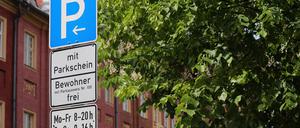 Potsdam, 22.05.2023 / Lokales / Bewohnerparken, Anwohnerparken, Parken, Straßenverkehr, Auto, Autos, Pkw, Schild, Symbolfoto, Foto: Ottmar Winter PNN ACHTUNG: Foto ist ausschließlich für redaktionelle Berichterstattung der PNN und des TGSP! Eine kommerzielle Nutzung, z.B. Werbung, ist ausgeschlossen. Die Weitergabe an nicht autorisierte Dritte, insbesondere eine weitergehende Vermarktung über Bilddatenbanken, ist unzulässig.