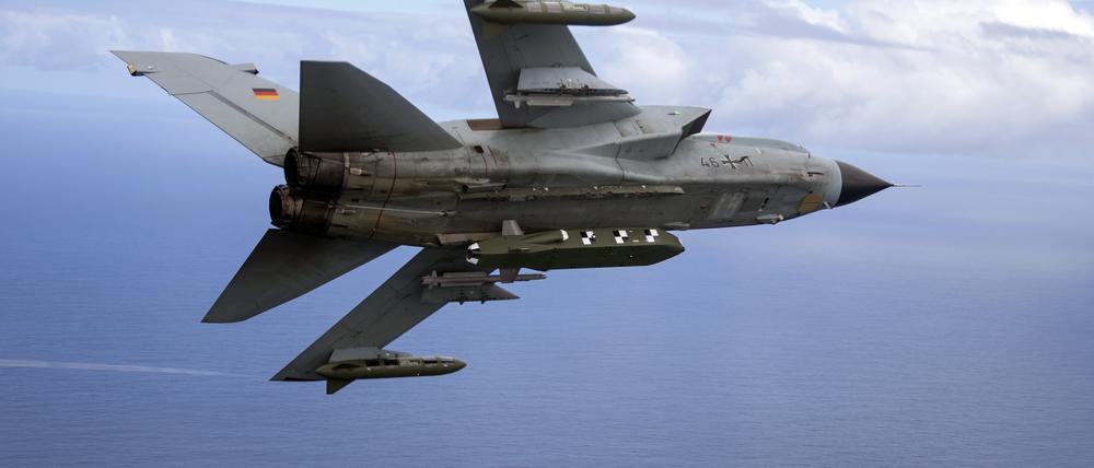 Die von der Bundeswehr herausgegebene Aufnahme zeigt einen Kampfjet Tornado IDS ASSTA 3.0, bestückt mit dem Lenkflugkörper Taurus.