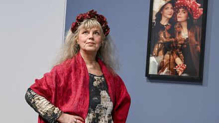23.01.2024, Berlin: Die Fotografin Gundula Schulze Eldowy steht in der Ausstellung "Halt die Ohren steif! Gundula Schulze Eldowy und Robert Frank" in der Akademie der Künste am Pariser Platz. Die Werke sind vom 25. Januar bis 1. April 2024 zu sehen. Foto: Jens Kalaene/dpa - ACHTUNG: Nur zur redaktionellen Verwendung und nur mit vollständiger Nennung des vorstehenden Credits +++ dpa-Bildfunk +++