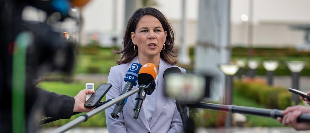 2Annalena Baerbock (Bündnis 90/Die Grünen), Außenministerin, gibt auf dem Flugplatz ein Pressestatement. 
