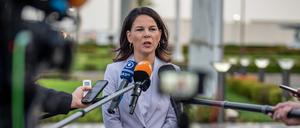 2Annalena Baerbock (Bündnis 90/Die Grünen), Außenministerin, gibt auf dem Flugplatz ein Pressestatement. 